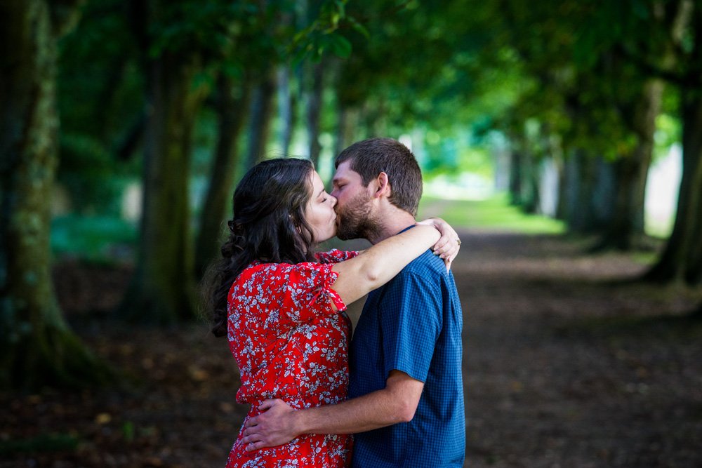 couple kissing in the woods at Mt Edgcumbe Park