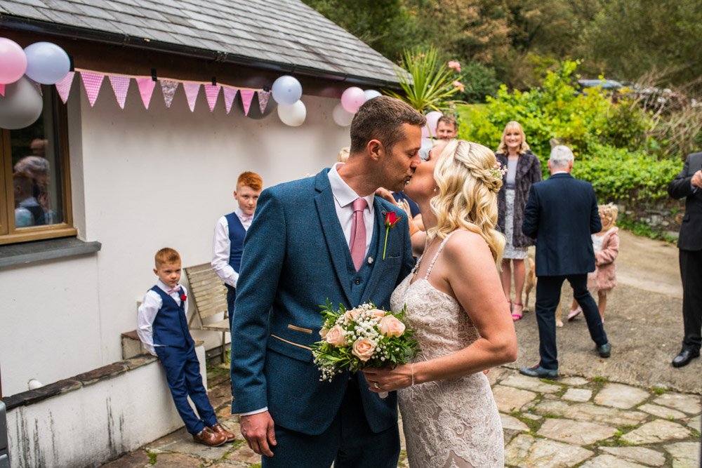 bride and groom 1st kiss