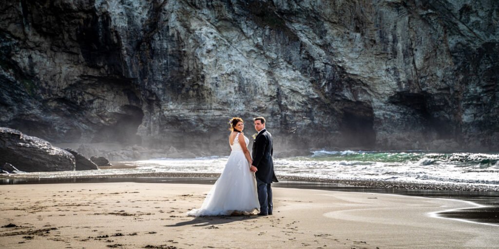 Bride and groom at Trebarwith starnd beach in cornwall