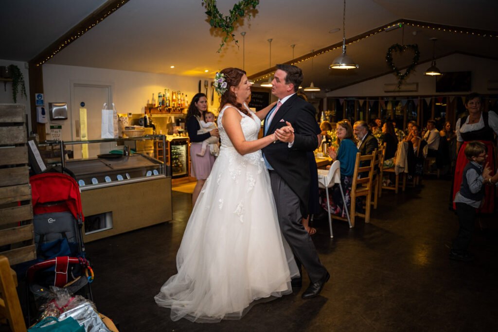 bride and groom 1st dance