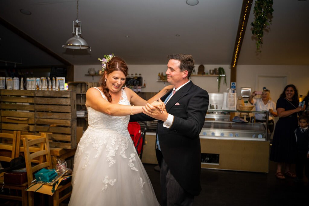 bride and groom 1st dance